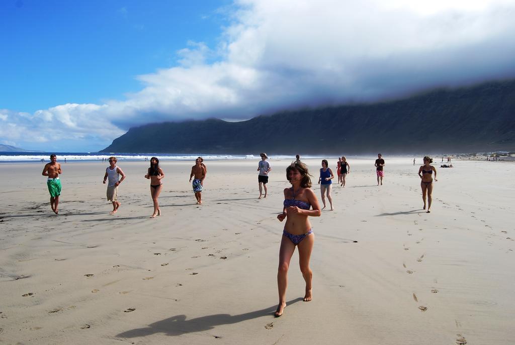 Red Star Surf & Yoga Camp Lanzarote Hostel Famara Kültér fotó