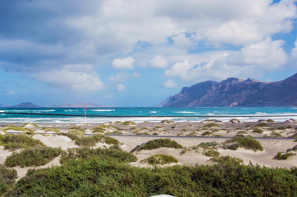 Red Star Surf & Yoga Camp Lanzarote Hostel Famara Kültér fotó