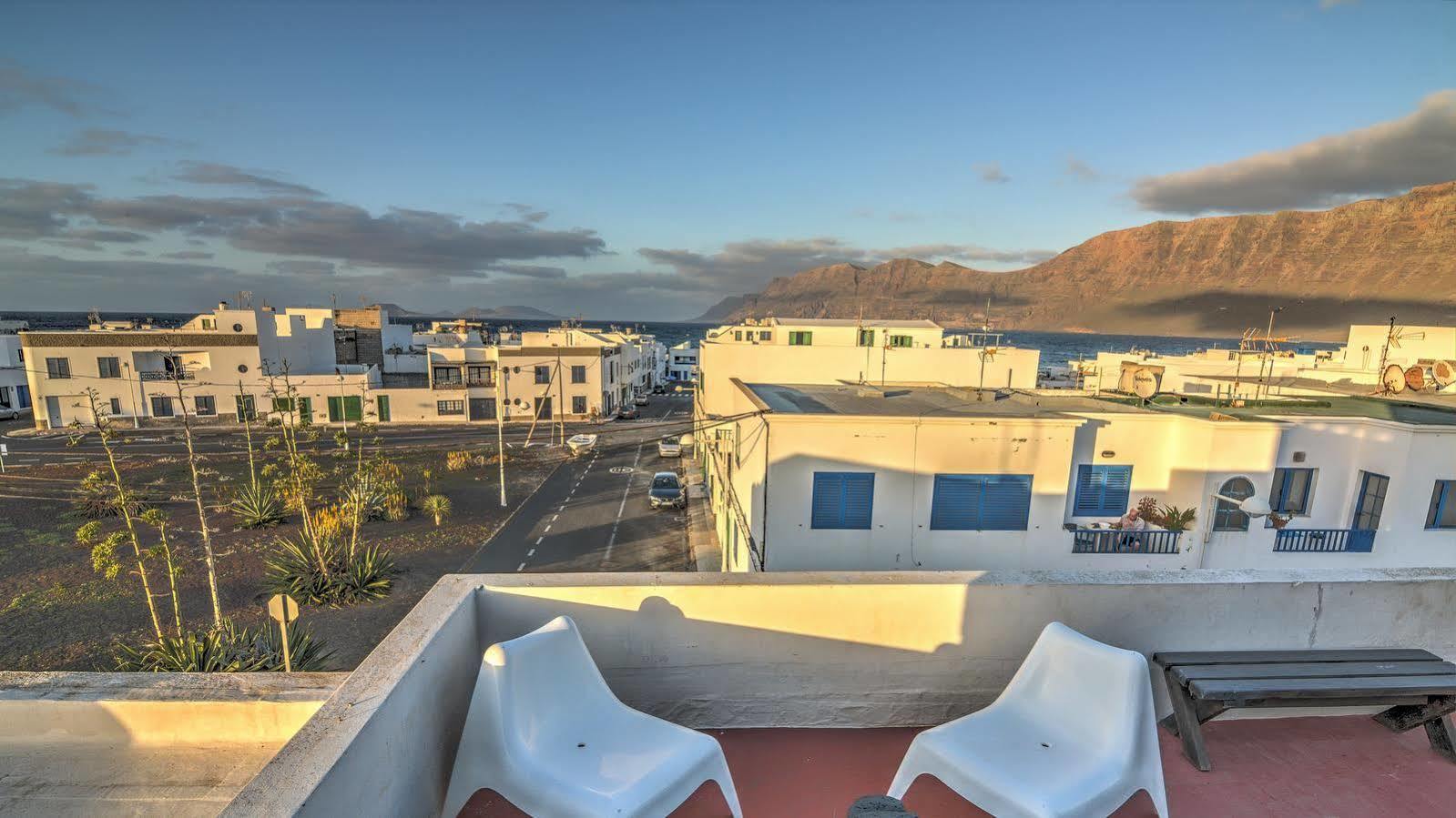 Red Star Surf & Yoga Camp Lanzarote Hostel Famara Kültér fotó