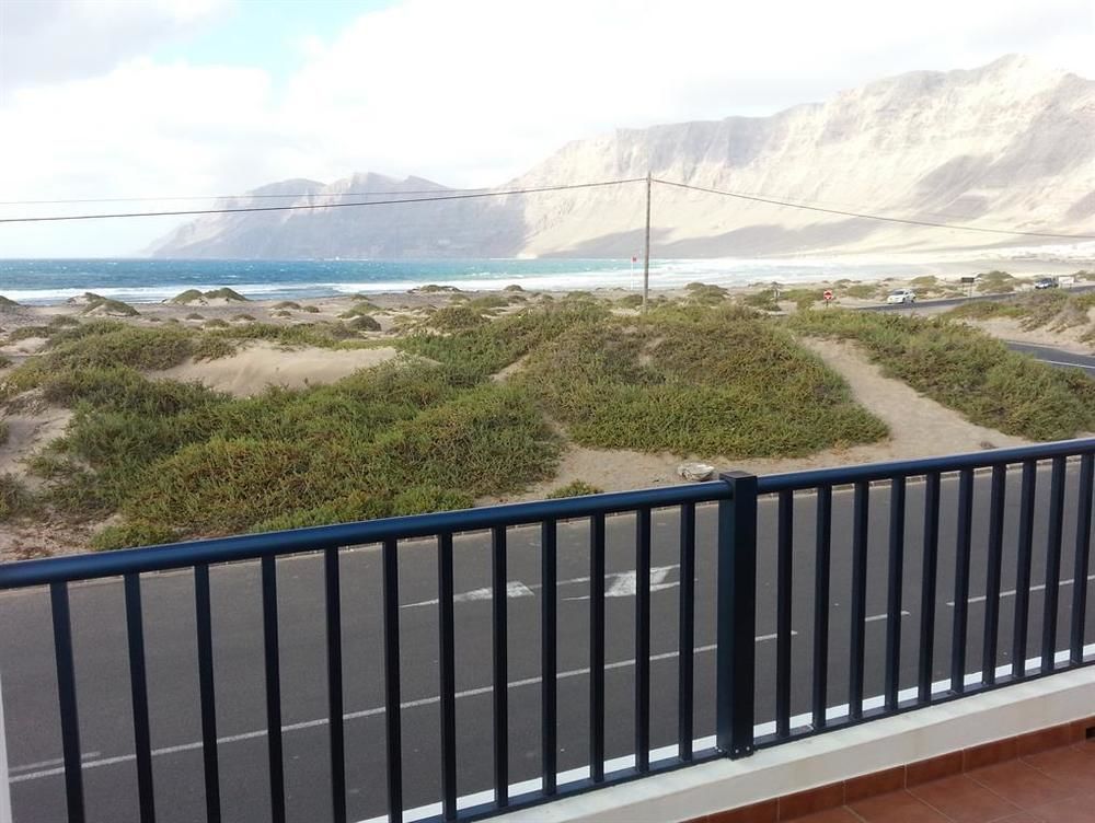 Red Star Surf & Yoga Camp Lanzarote Hostel Famara Kültér fotó