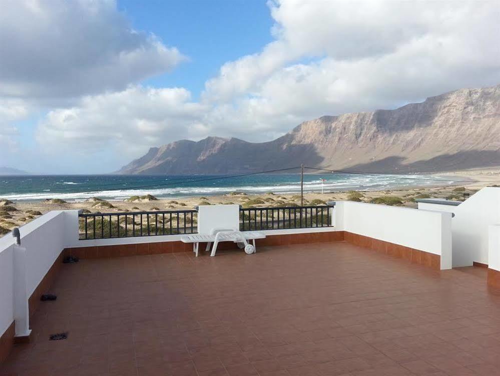 Red Star Surf & Yoga Camp Lanzarote Hostel Famara Kültér fotó